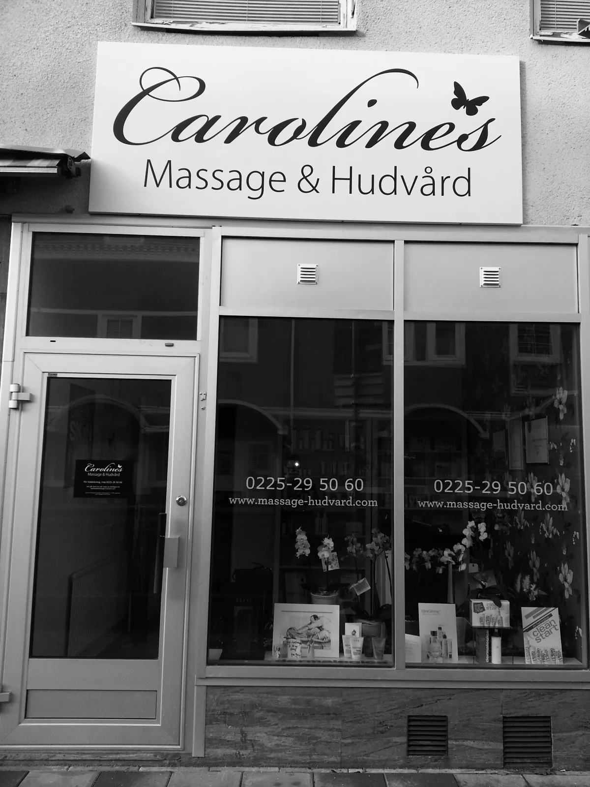 Salongens entré med skylten Carolines Massage & Hudvård
