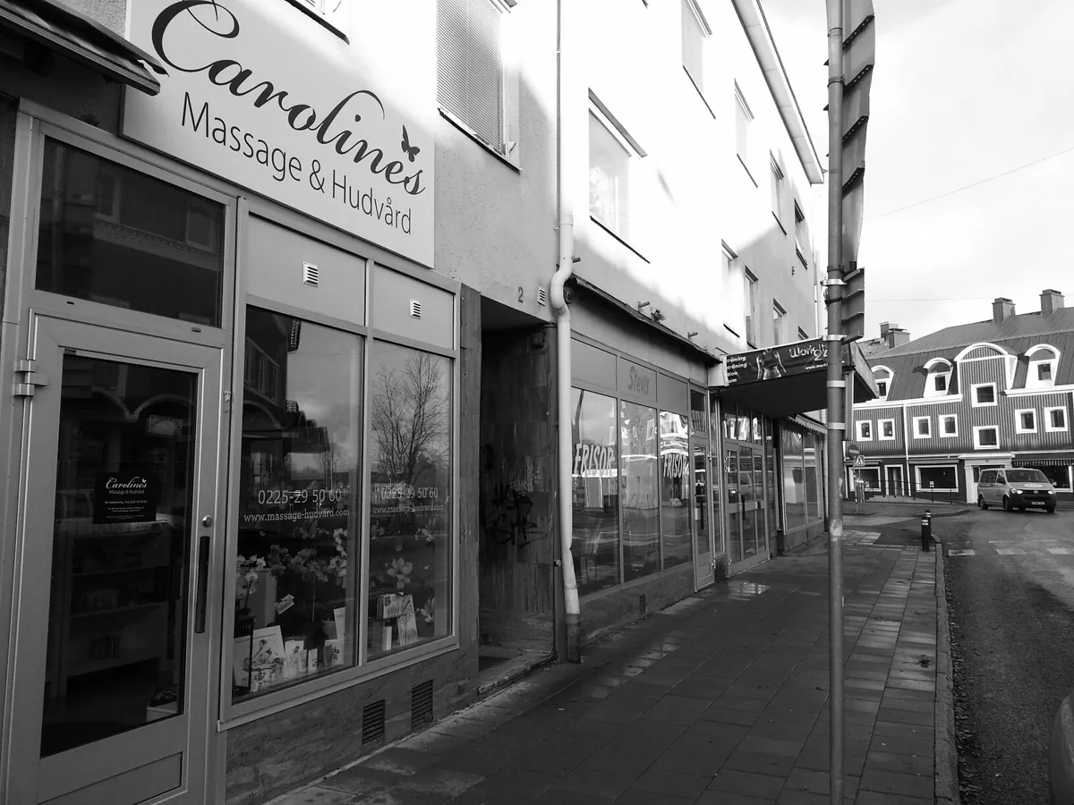 Stationsgatan i Hedemora med salongen till vänster