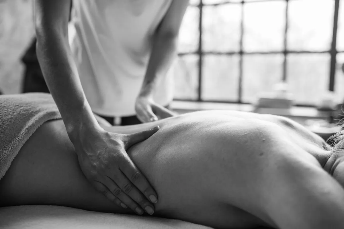 Ryggmassage på behandlingsbänk